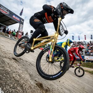 Bicicleta de BMX Racing en la salida del partidor a máxima velocidad - Cinética Bike