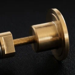 Detalle mecanizado CNC Damper Mass Energy de Cinética Bike – Bronce pulido de alta precisión