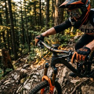 Rider de MTB descendiendo por terreno rocoso con total estabilidad y agarre del manubrio